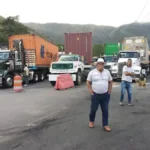 El cierre de la vía generó importantes afectaciones económicas para el transporte de carga y el comercio exterior. Empresarios, exportadores y gremios productivos advirtieron sobre el impacto que la interrupción del corredor tuvo en las cadenas de suministro, especialmente para las mercancías que ingresan y salen a través del puerto de Buenaventura - Foto: Fedetranscarga