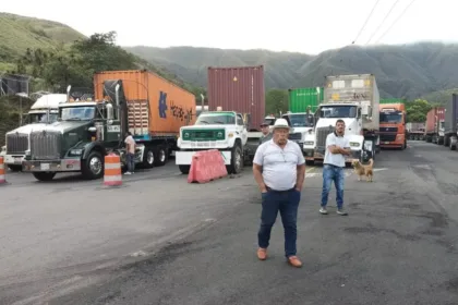 El cierre de la vía generó importantes afectaciones económicas para el transporte de carga y el comercio exterior. Empresarios, exportadores y gremios productivos advirtieron sobre el impacto que la interrupción del corredor tuvo en las cadenas de suministro, especialmente para las mercancías que ingresan y salen a través del puerto de Buenaventura - Foto: Fedetranscarga