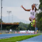 En sus declaraciones oficiales tras la ceremonia de premiación en Shanghái, la saltadora colombiana dedicó la medalla de plata a su familia y a toda la juventud de su natal departamento del Cesar, invitando a los niños y niñas de las provincias a ver en la práctica del atletismo un camino de superación personal, disciplina de vida y transformación social constructiva - Foto: Archivo/IDRD