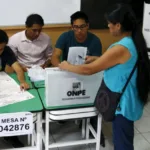 Las encuestas más recientes reflejan un escenario extremadamente ajustado entre Keiko Fujimori, líder de Fuerza Popular, y Roberto Sánchez, representante de Juntos por el Perú. Los estudios de opinión muestran márgenes reducidos que mantienen abierta la posibilidad de cualquier resultado en las urnas, incrementando la expectativa en torno al debate presidencial - Foto: Transparencia Electoral Perú