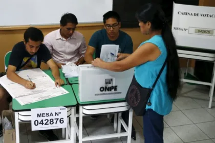 Las encuestas más recientes reflejan un escenario extremadamente ajustado entre Keiko Fujimori, líder de Fuerza Popular, y Roberto Sánchez, representante de Juntos por el Perú. Los estudios de opinión muestran márgenes reducidos que mantienen abierta la posibilidad de cualquier resultado en las urnas, incrementando la expectativa en torno al debate presidencial - Foto: Transparencia Electoral Perú