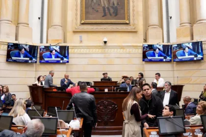 Los ponentes del proyecto expusieron ante las comisiones los certificados de viabilidad presupuestal expedidos formalmente por la cartera de Hacienda de la nación. Estos documentos técnicos pretenden demostrar que el funcionamiento de la entidad no pone en riesgo la regla fiscal ni la estabilidad macroeconómica del Estado - Foto: Senado de la República