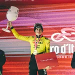 El gran vencedor del día fue Jonas Vingegaard, quien logró imponerse en solitario tras lanzar un ataque decisivo en el ascenso final al Blockhaus, una de las montañas históricas del ciclismo italiano - Foto: Giro D'Italia