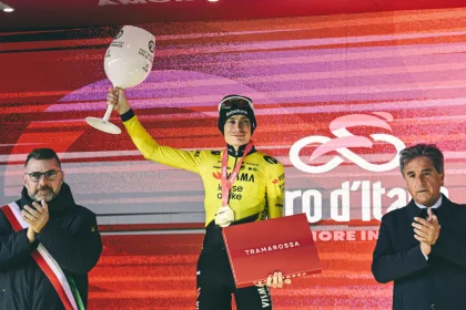 El gran vencedor del día fue Jonas Vingegaard, quien logró imponerse en solitario tras lanzar un ataque decisivo en el ascenso final al Blockhaus, una de las montañas históricas del ciclismo italiano - Foto: Giro D'Italia
