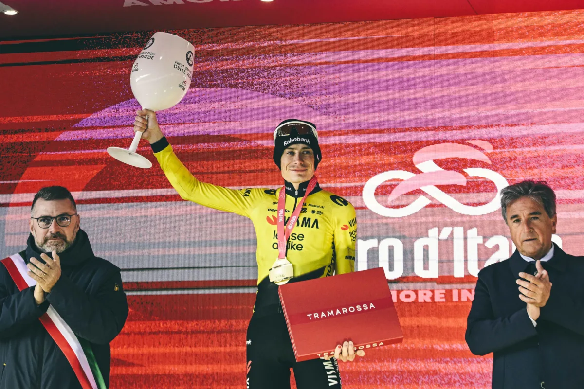 El gran vencedor del día fue Jonas Vingegaard, quien logró imponerse en solitario tras lanzar un ataque decisivo en el ascenso final al Blockhaus, una de las montañas históricas del ciclismo italiano - Foto: Giro D'Italia