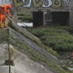 Los operativos de mantenimiento preventivo se concentraron especialmente en las localidades de Suba, Engativá y Kennedy, consideradas zonas de alta vulnerabilidad por antecedentes de taponamientos recurrentes - Foto: Empresa de Acueducto y Alcantarillado de Bogotá