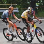 El corredor colombiano Egan Bernal ha ratificado su excelente estado de forma, consolidándose dentro de los puestos destacados del grupo principal y respondiendo con solidez a las exigencias del pelotón en los tramos clave - Foto: Ineos Team