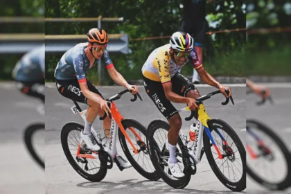 El corredor colombiano Egan Bernal ha ratificado su excelente estado de forma, consolidándose dentro de los puestos destacados del grupo principal y respondiendo con solidez a las exigencias del pelotón en los tramos clave - Foto: Ineos Team