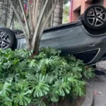 De acuerdo con los primeros reportes, el automóvil atravesó las barreras de protección ubicadas en el área de estacionamiento y terminó precipitándose al vacío - Foto: X/@BogotaTransito