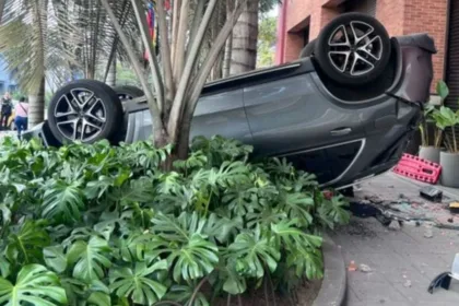 De acuerdo con los primeros reportes, el automóvil atravesó las barreras de protección ubicadas en el área de estacionamiento y terminó precipitándose al vacío - Foto: X/@BogotaTransito