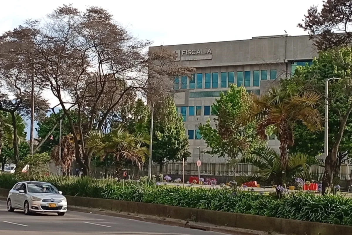 De acuerdo con lo expresado por fuentes de la Fiscalía General de la Nación, para proceder con el levantamiento o la suspensión temporal de las medidas de aseguramiento y las órdenes de captura contra miembros de organizaciones criminales de alto impacto, es un requisito sine qua non la existencia de un marco jurídico explícito, sólido y debidamente regulado por el Congreso de la República - Foto: Archivo/Ronald Cano