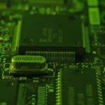 Expertos del sector tecnológico atribuyen esta nueva crisis de suministro a factores asociados con tensiones geopolíticas en las rutas marítimas del continente asiático - Foto: RawPixel