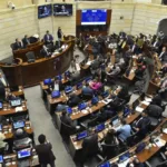 Como respuesta a este panorama, la plenaria del Senado aprobó una proposición para citar de urgencia a un debate de control político al ministro de Defensa. La sesión contará además con la presencia de los altos mandos de las Fuerzas Militares y de otras entidades encargadas de la seguridad nacional, quienes deberán presentar informes detallados sobre las estrategias implementadas para proteger a candidatos, líderes políticos y comunidades vulnerables - Foto: Senado