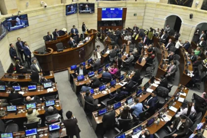 Como respuesta a este panorama, la plenaria del Senado aprobó una proposición para citar de urgencia a un debate de control político al ministro de Defensa. La sesión contará además con la presencia de los altos mandos de las Fuerzas Militares y de otras entidades encargadas de la seguridad nacional, quienes deberán presentar informes detallados sobre las estrategias implementadas para proteger a candidatos, líderes políticos y comunidades vulnerables - Foto: Senado