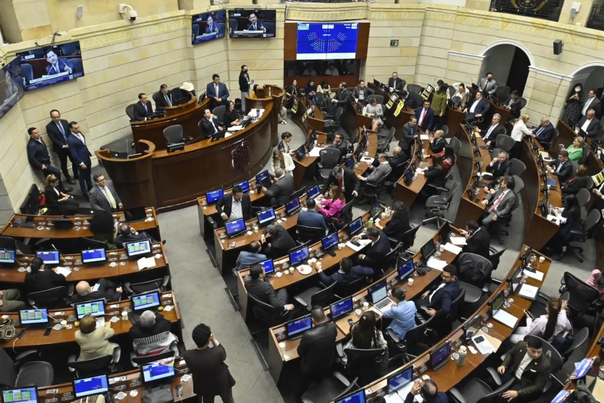 Como respuesta a este panorama, la plenaria del Senado aprobó una proposición para citar de urgencia a un debate de control político al ministro de Defensa. La sesión contará además con la presencia de los altos mandos de las Fuerzas Militares y de otras entidades encargadas de la seguridad nacional, quienes deberán presentar informes detallados sobre las estrategias implementadas para proteger a candidatos, líderes políticos y comunidades vulnerables - Foto: Senado
