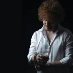 “Quemarlo Todo” habla de esos momentos en los que el mundo parece estar en tu contra, cuando nada sale bien y el peso de las circunstancias empuja al límite - Foto: Tappan