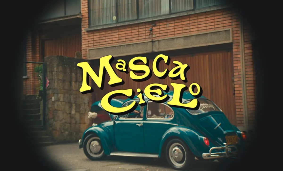 Construida alrededor de una palabra completamente inventada por Vives, “Mascacielo” nace de la frase de su infancia “comerse el cielo”, un mensaje transmitido por su madre y su abuela para inspirarla a cumplir sus sueños sin ponerse límites - Foto: Lucy Vives