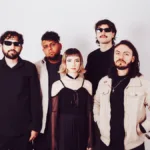 A lo largo de sus diez canciones, la producción discográfica construye un universo sonoro marcado por el caos y la melancolía, donde cada tema retrata distintos momentos de vulnerabilidad y búsqueda interior - Foto: Deglorian