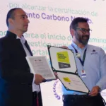 Por su parte, Versa Expertos en Certificación S.A.S. fue la entidad encargada de verificar y certificar el proceso desarrollado por la media maratón de Bogotá 2025, garantizando el cumplimiento de los criterios establecidos para la obtención de esta certificación - Foto: Alfredo Manrique, vocero de la mmB y Germán Yair Garcia, Socio - Director de Innovación y Desarrollo de Versa.