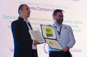 Por su parte, Versa Expertos en Certificación S.A.S. fue la entidad encargada de verificar y certificar el proceso desarrollado por la media maratón de Bogotá 2025, garantizando el cumplimiento de los criterios establecidos para la obtención de esta certificación - Foto: Alfredo Manrique, vocero de la mmB y Germán Yair Garcia, Socio - Director de Innovación y Desarrollo de Versa.