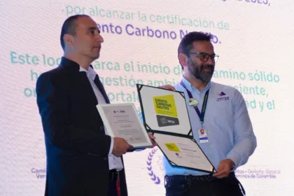 Por su parte, Versa Expertos en Certificación S.A.S. fue la entidad encargada de verificar y certificar el proceso desarrollado por la media maratón de Bogotá 2025, garantizando el cumplimiento de los criterios establecidos para la obtención de esta certificación - Foto: Alfredo Manrique, vocero de la mmB y Germán Yair Garcia, Socio - Director de Innovación y Desarrollo de Versa.