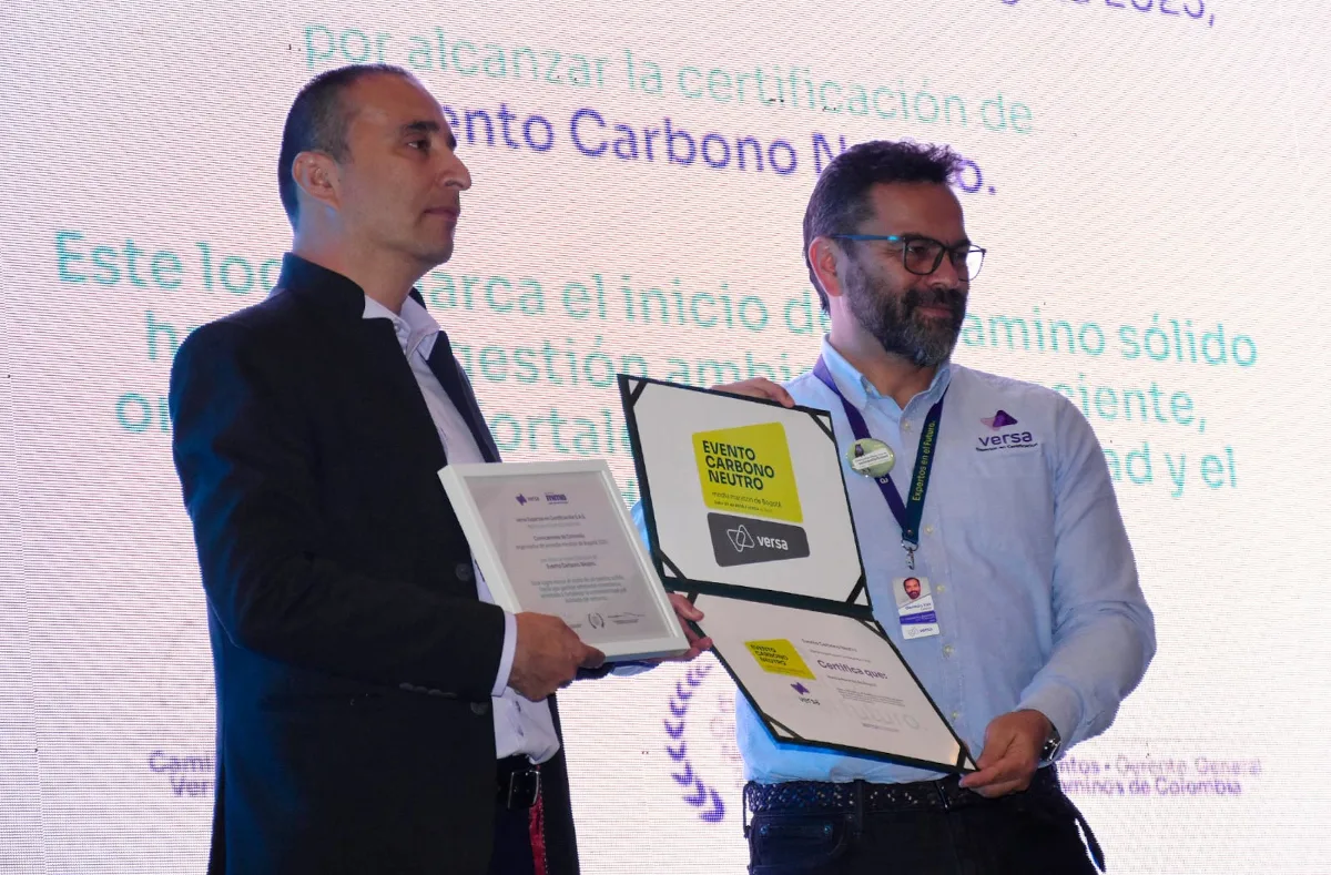 Por su parte, Versa Expertos en Certificación S.A.S. fue la entidad encargada de verificar y certificar el proceso desarrollado por la media maratón de Bogotá 2025, garantizando el cumplimiento de los criterios establecidos para la obtención de esta certificación - Foto: Alfredo Manrique, vocero de la mmB y Germán Yair Garcia, Socio - Director de Innovación y Desarrollo de Versa.