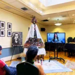 La muestra, presentada por Casa de Artesanos Inc., reúne fotografía, escultura, acuarela, escritura, arte simbólico, procesos artesanales y arte gastronómico. Está abierta al público del 29 de mayo al 25 de junio de 2026 en la Diane Esmond Gallery, dentro del Lothrop Auditorium de The Community Church of Boston, en Massachusetts - Foto: Julieth Cabral