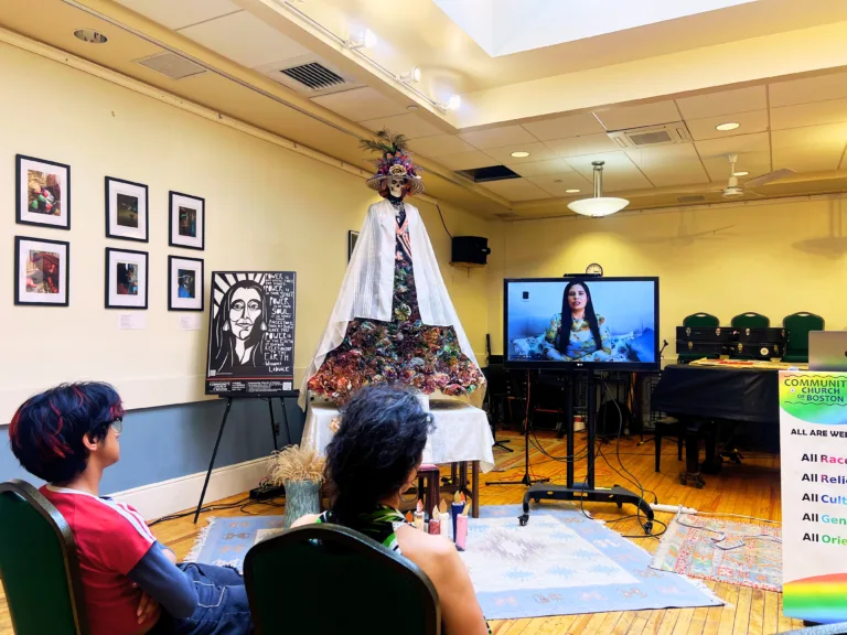 La muestra, presentada por Casa de Artesanos Inc., reúne fotografía, escultura, acuarela, escritura, arte simbólico, procesos artesanales y arte gastronómico. Está abierta al público del 29 de mayo al 25 de junio de 2026 en la Diane Esmond Gallery, dentro del Lothrop Auditorium de The Community Church of Boston, en Massachusetts - Foto: Julieth Cabral