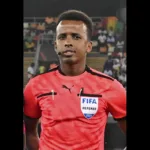 Artan, reconocido como el mejor árbitro africano de 2025 por la Confederación Africana de Fútbol (CAF), viajaba desde Estambul para asistir a los seminarios y entrenamientos obligatorios previos al inicio del torneo. Pese a contar con documentación de viaje y autorización previa, fue sometido a una inspección adicional por parte de las autoridades estadounidenses - Foto:Archivo/Fédération Guinéenne Football