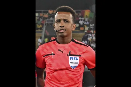 Artan, reconocido como el mejor árbitro africano de 2025 por la Confederación Africana de Fútbol (CAF), viajaba desde Estambul para asistir a los seminarios y entrenamientos obligatorios previos al inicio del torneo. Pese a contar con documentación de viaje y autorización previa, fue sometido a una inspección adicional por parte de las autoridades estadounidenses - Foto:Archivo/Fédération Guinéenne Football