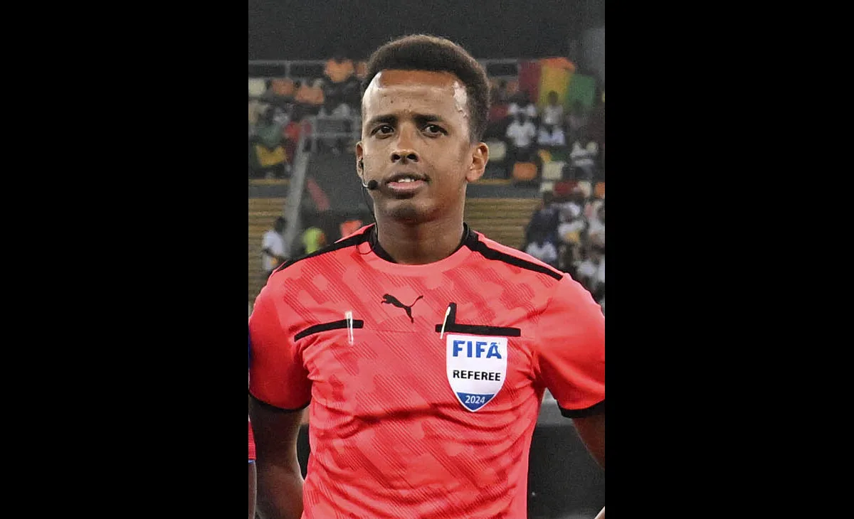 Artan, reconocido como el mejor árbitro africano de 2025 por la Confederación Africana de Fútbol (CAF), viajaba desde Estambul para asistir a los seminarios y entrenamientos obligatorios previos al inicio del torneo. Pese a contar con documentación de viaje y autorización previa, fue sometido a una inspección adicional por parte de las autoridades estadounidenses - Foto:Archivo/Fédération Guinéenne Football