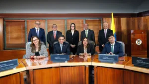 En su análisis, la Corte consideró que la emergencia obedeció a una calamidad pública sobreviniente, distinta de las dificultades estructurales que históricamente afectan a algunas regiones del país. Sin embargo, advirtió que los estados de excepción no pueden utilizarse para resolver problemas permanentes o implementar reformas de largo plazo sin una conexión directa con la crisis específica que motivó su declaratoria - Foto: Corte Constitucional