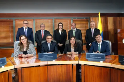 En su análisis, la Corte consideró que la emergencia obedeció a una calamidad pública sobreviniente, distinta de las dificultades estructurales que históricamente afectan a algunas regiones del país. Sin embargo, advirtió que los estados de excepción no pueden utilizarse para resolver problemas permanentes o implementar reformas de largo plazo sin una conexión directa con la crisis específica que motivó su declaratoria - Foto: Corte Constitucional