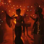 La canción aborda el dolor de la pérdida y llega como un "guiño retro" a la música tropical latinoamericana. En ella, Maiguai nos lleva por un emotivo viaje sonoro donde el pop y los beats electrónicos se mezclan con una base de cumbia - Foto: Maigual