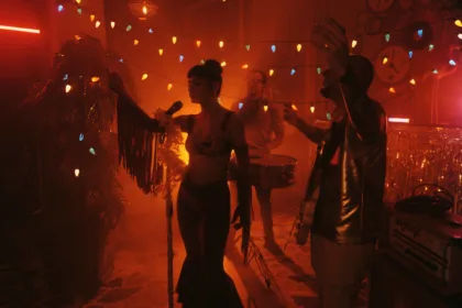 La canción aborda el dolor de la pérdida y llega como un "guiño retro" a la música tropical latinoamericana. En ella, Maiguai nos lleva por un emotivo viaje sonoro donde el pop y los beats electrónicos se mezclan con una base de cumbia - Foto: Maigual
