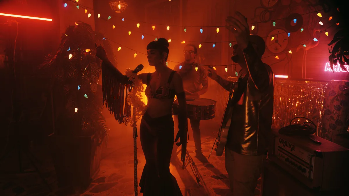 La canción aborda el dolor de la pérdida y llega como un "guiño retro" a la música tropical latinoamericana. En ella, Maiguai nos lleva por un emotivo viaje sonoro donde el pop y los beats electrónicos se mezclan con una base de cumbia - Foto: Maigual