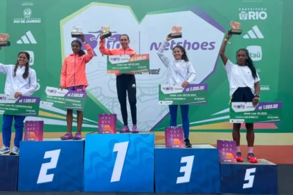 “Estoy muy feliz con mi resultado en los 10K de la Maratón de Río de Janeiro. Es una prueba que llevo en mi corazón, ya que Río de Janeiro es mi segundo hogar. La energía de la gente y el clima fueron fabulosos”, afirmó la corredora colombiana tras cruzar la meta - Foto: Equipo Porvenir