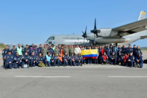 El contingente colombiano está conformado por 63 especialistas en búsqueda y rescate urbano, quienes fueron movilizados junto con 12 toneladas de equipos técnicos y logísticos destinados a las labores de localización y extracción de víctimas atrapadas bajo estructuras colapsadas. La misión fue coordinada entre la UNGRD, el Ministerio de Relaciones Exteriores, el Ministerio de Defensa y las autoridades venezolanas de gestión del riesgo - Foto: UNGRD