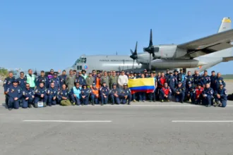 El contingente colombiano está conformado por 63 especialistas en búsqueda y rescate urbano, quienes fueron movilizados junto con 12 toneladas de equipos técnicos y logísticos destinados a las labores de localización y extracción de víctimas atrapadas bajo estructuras colapsadas. La misión fue coordinada entre la UNGRD, el Ministerio de Relaciones Exteriores, el Ministerio de Defensa y las autoridades venezolanas de gestión del riesgo - Foto: UNGRD