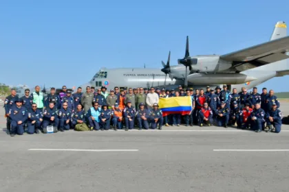 El contingente colombiano está conformado por 63 especialistas en búsqueda y rescate urbano, quienes fueron movilizados junto con 12 toneladas de equipos técnicos y logísticos destinados a las labores de localización y extracción de víctimas atrapadas bajo estructuras colapsadas. La misión fue coordinada entre la UNGRD, el Ministerio de Relaciones Exteriores, el Ministerio de Defensa y las autoridades venezolanas de gestión del riesgo - Foto: UNGRD