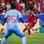 A sus 41 años de edad y liderando su sexta Copa del Mundo, Cristiano Ronaldo dispuso de dos opciones nítidas dentro del área chica a los minutos 69 y 74 de tiempo corrido; sin embargo, el astro del Al-Nassr stábó de forma incómoda al esférico y envió ambos remates desviados por el poste izquierdo - Foto: Federación Portuguesa de Fútbol
