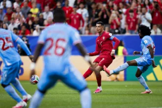 A sus 41 años de edad y liderando su sexta Copa del Mundo, Cristiano Ronaldo dispuso de dos opciones nítidas dentro del área chica a los minutos 69 y 74 de tiempo corrido; sin embargo, el astro del Al-Nassr stábó de forma incómoda al esférico y envió ambos remates desviados por el poste izquierdo - Foto: Federación Portuguesa de Fútbol