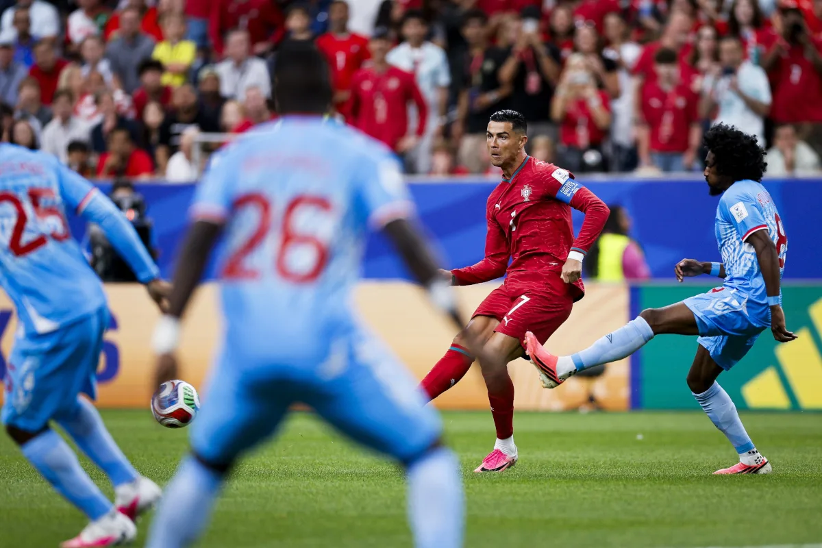 A sus 41 años de edad y liderando su sexta Copa del Mundo, Cristiano Ronaldo dispuso de dos opciones nítidas dentro del área chica a los minutos 69 y 74 de tiempo corrido; sin embargo, el astro del Al-Nassr stábó de forma incómoda al esférico y envió ambos remates desviados por el poste izquierdo - Foto: Federación Portuguesa de Fútbol