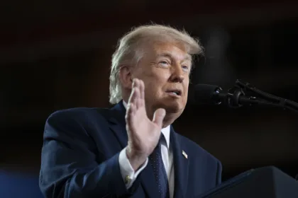 Trump aseguró que observa con interés las propuestas relacionadas con seguridad, institucionalidad y orden público promovidas por el candidato colombiano, destacando algunos de los planteamientos que considera alineados con los intereses estratégicos de su administración - Foto: The White House