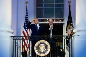 El cumpleaños número 80 de Trump coincidió además con una intensa cobertura mediática sobre su papel en la política internacional. Analistas y observadores evaluaron el impacto de sus gestiones diplomáticas en los conflictos que actualmente concentran la atención de las principales potencias mundiales - Foto: The White House