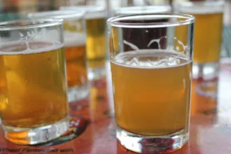 El secretario Distrital de Gobierno, Gustavo Quintero Ardila, confirmó que la restricción para la venta y consumo de bebidas alcohólicas comenzará a regir a partir de las 00:00 horas del sábado 20 de junio y se mantendrá vigente hasta las 6:00 de la mañana del lunes 22 de junio. La modificación fue adoptada tras una evaluación de las medidas implementadas durante la primera vuelta presidencial - Foto: Archivo/Quinn Daedal