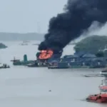 El Cuerpo de Bomberos de Cartagena desplegó un amplio operativo para controlar la situación. Más de cinco máquinas especializadas y decenas de rescatistas trabajaron durante varias horas para extinguir las llamas y evitar que el fuego alcanzara otras embarcaciones o instalaciones portuarias cercanas, donde existía riesgo de propagación por materiales inflamables - Foto: Redes Sociales