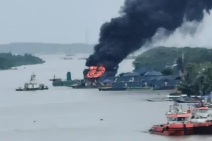 El Cuerpo de Bomberos de Cartagena desplegó un amplio operativo para controlar la situación. Más de cinco máquinas especializadas y decenas de rescatistas trabajaron durante varias horas para extinguir las llamas y evitar que el fuego alcanzara otras embarcaciones o instalaciones portuarias cercanas, donde existía riesgo de propagación por materiales inflamables - Foto: Redes Sociales