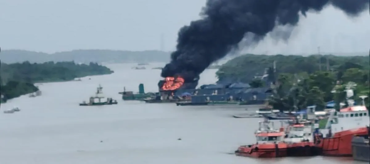 El Cuerpo de Bomberos de Cartagena desplegó un amplio operativo para controlar la situación. Más de cinco máquinas especializadas y decenas de rescatistas trabajaron durante varias horas para extinguir las llamas y evitar que el fuego alcanzara otras embarcaciones o instalaciones portuarias cercanas, donde existía riesgo de propagación por materiales inflamables - Foto: Redes Sociales