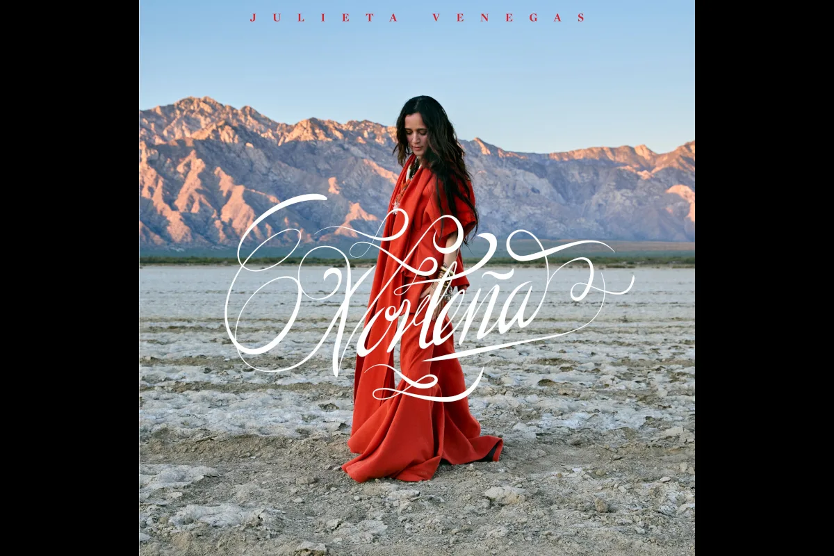 Con Norteña, Julieta Venegas mira hacia adentro, lo que significa ser de Tijuana, una ciudad fronteriza que lleva una vida dinámica y lo que significa estar en la frontera con Estados Unidos, un material que no solo representa una exploración sonora, sino también una declaración artística: volver a las raíces para proyectarse hacia el futuro - Foto: Julieta Venegas
